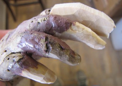 Rezbarjenje odlomljenih prstov v lipovini
