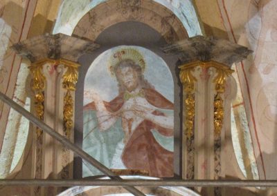 Vidna Kristusova podoba na stenski freski za glavnim oltarjem med montažo oltarja po posegu