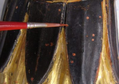 Nnaos jajčnega polimenta na poškodbe na oblačilu sv. Mihaela