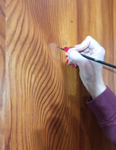 Retuša poškodb na furniranih površinah