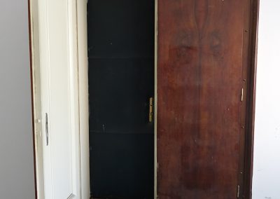 Restavrirana notranja vrata z oblogami 