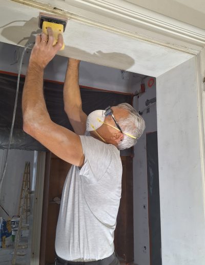 Mizarska sanacija poškodb in nivojska izravnava z brušenjem