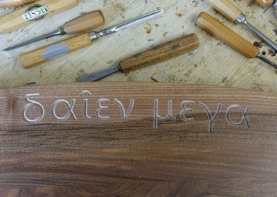 Vrezovanje črk v les