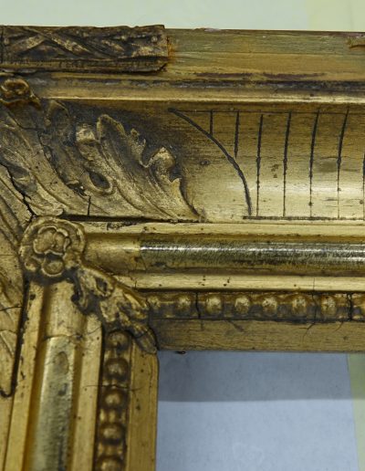 Vidne poškodbe štukadurja, razpoke in zamazki bronze