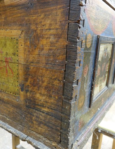 Vidne razpoke na spojih in ukrivljene deske