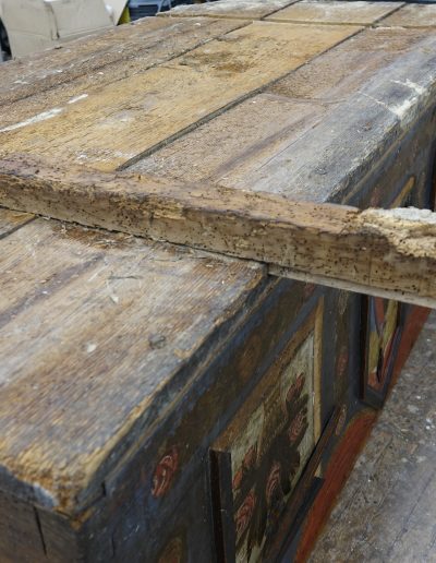 Močno poškodovane noge skrinje zaradi lesnih insektov