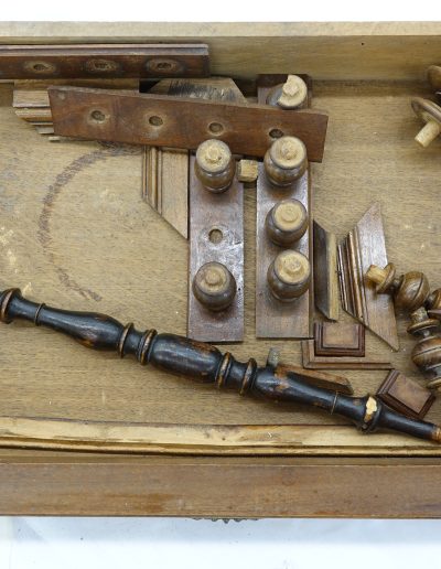 Polomljeni deli omare pred posegom