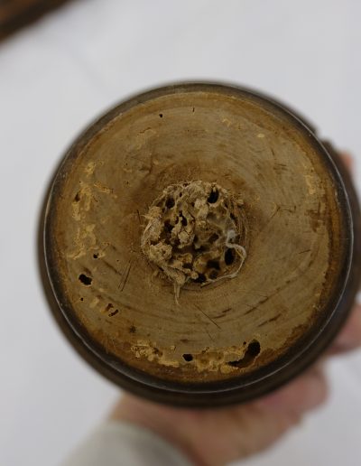 Močno poškodovan lesni nosilec struženih elementov