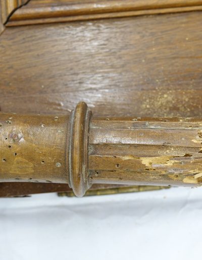 Polomljeni stebriček zaradi delovanja lesnih insektov