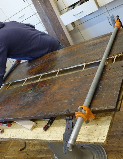 Ponovno spajanje desk pokrova z lesenimi mozniki