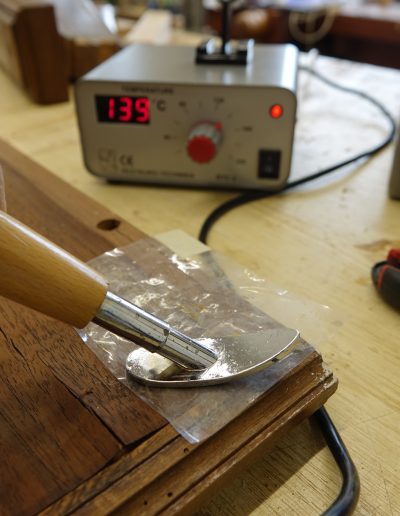 Lepljenje odstopajočega hrastovega furnirja