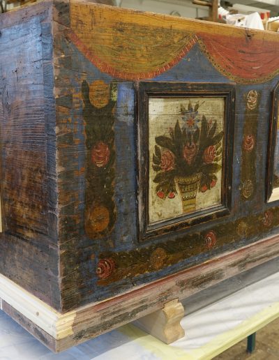 Skrinja pred retušo - vidni dodani novi elementi