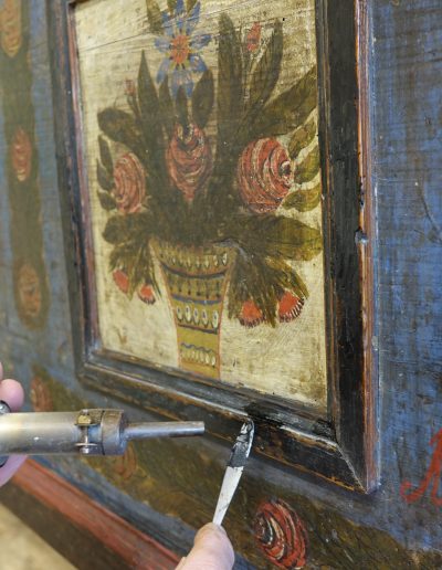 Kitanje izletnih luknjic z obarvanim voskom