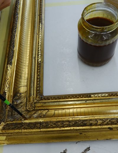 Zaščita na novo pozlačenih delov s šelakom