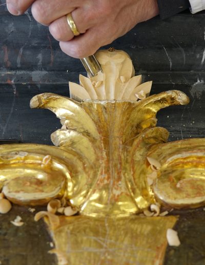 Dodelava manjkajočih delov z rezbarjenjem v lipovini