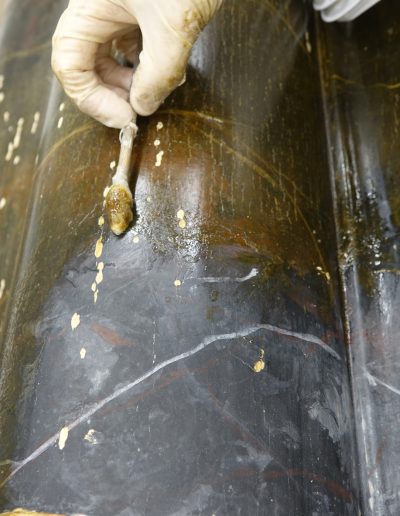 Odstranjevanje debeloslojnega porumenelega laka