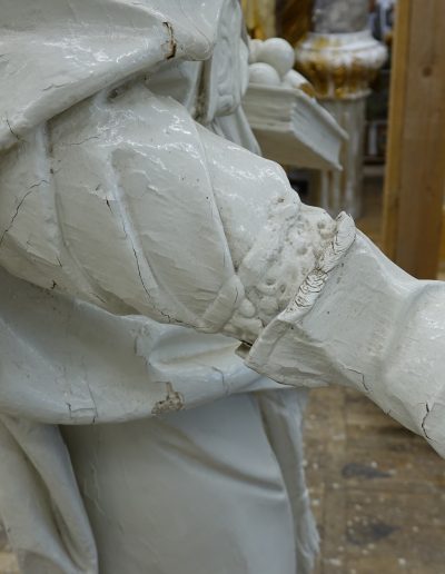 Poškodbe debeloslojnega barvnega sloja pred posegom