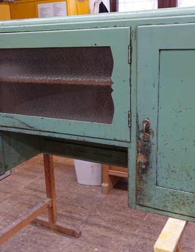 Zgornji del kredence pred posegom