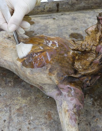 Globinski zaščitni premaz s sintetičnim utrjevalcem