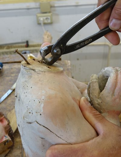 Odstranjevanje neustreznih korodiranih kovinskih tujkov