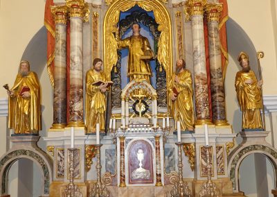 Konservatorsko-restavratorski poseg na glavnem oltarju v Utiku 