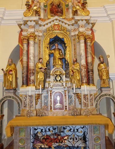 Oltar po posegu z osvetljenim grobom sv. Štefana