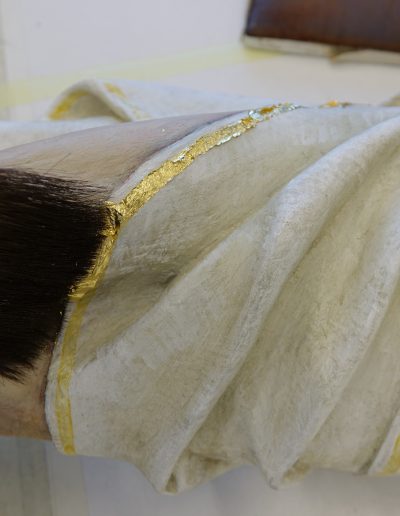 Pozlata robu halje s 23-karatnimi zlatimi lističi