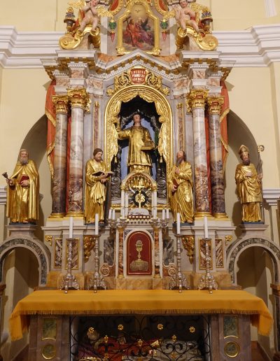 Oltar po končanem kons.-rest. posegu