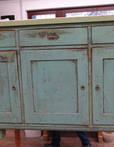 Spodnji del kredence pred posegom