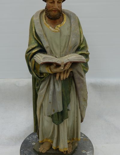 Lesena plastika evangelista pred posegom