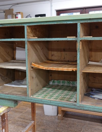 Notranji del kredence pred posegom