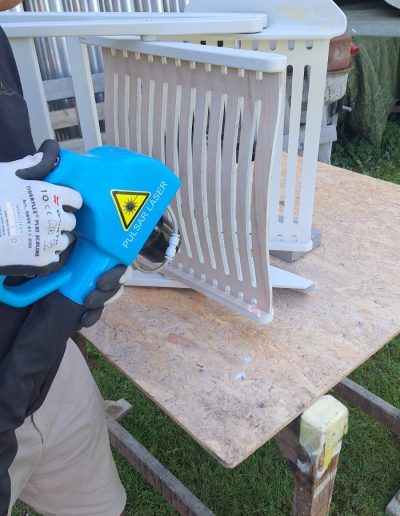 Odstranjevanje sekundarnega barvnega sloja s pomočjo laserja