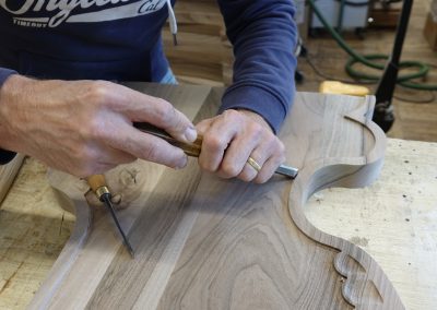 Ročno rezbarjeni okrasni detajli stranic cerkvenih klopi 