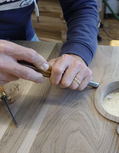 Ročno rezbarjeni okrasni detajli stranic cerkvenih klopi